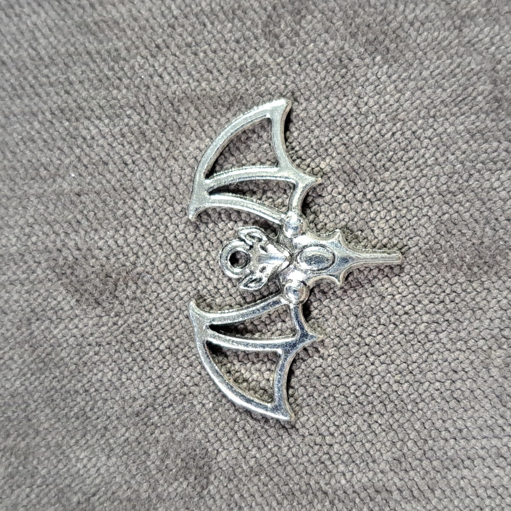 Silver Tone Metal Spread Wings Bat Pendant Charm NEW 22mm x 33mm